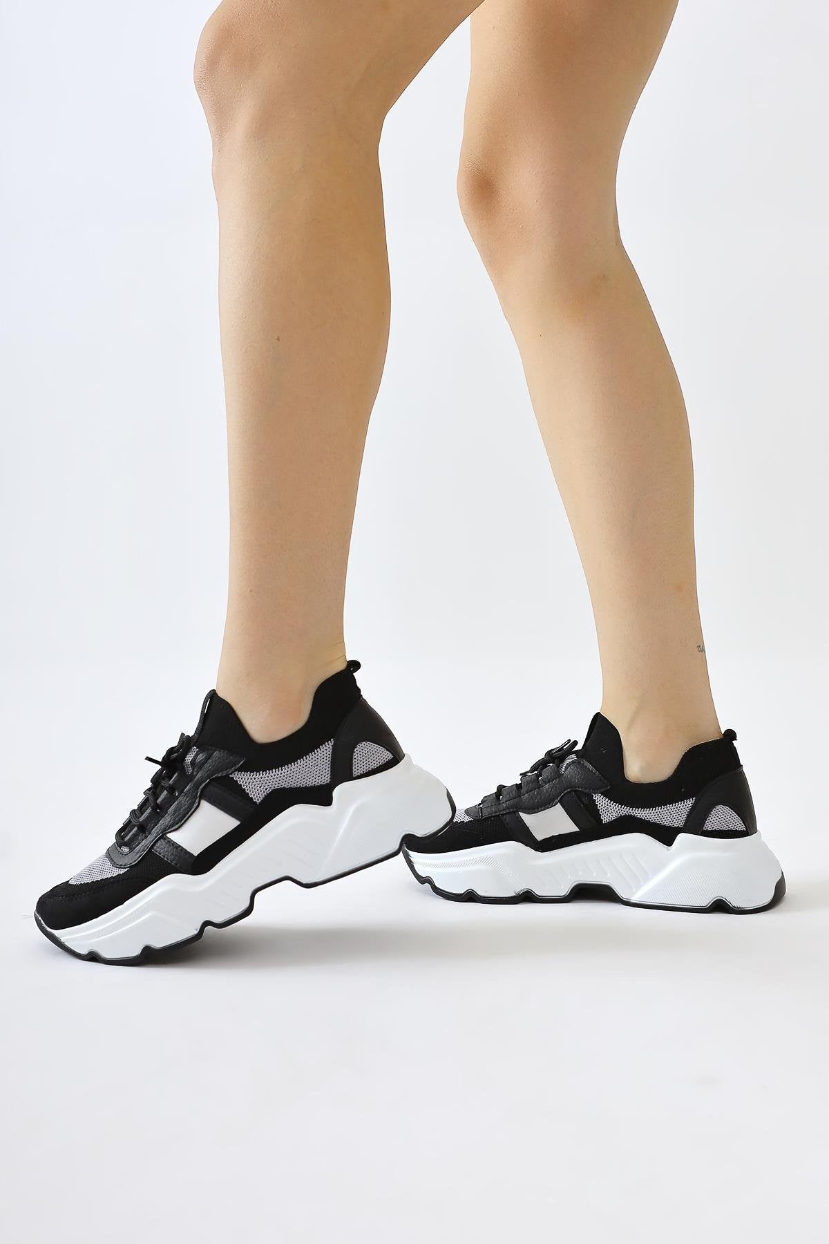 Mireia Schwarze Sneakers mit Wildlederdetail und Webmuster