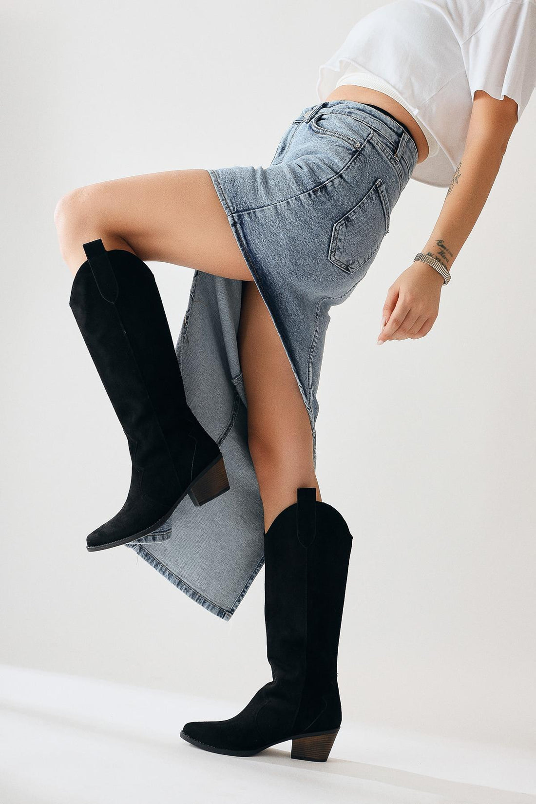 Lhena – Schwarz Velours kniehoher Stiefel mit Western-Detail (Damen)