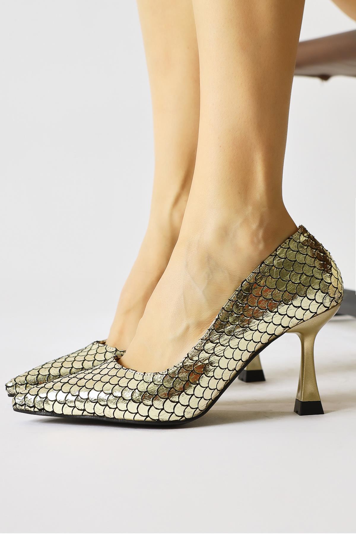 Celestine Gold Spitze Zehen Stilettos