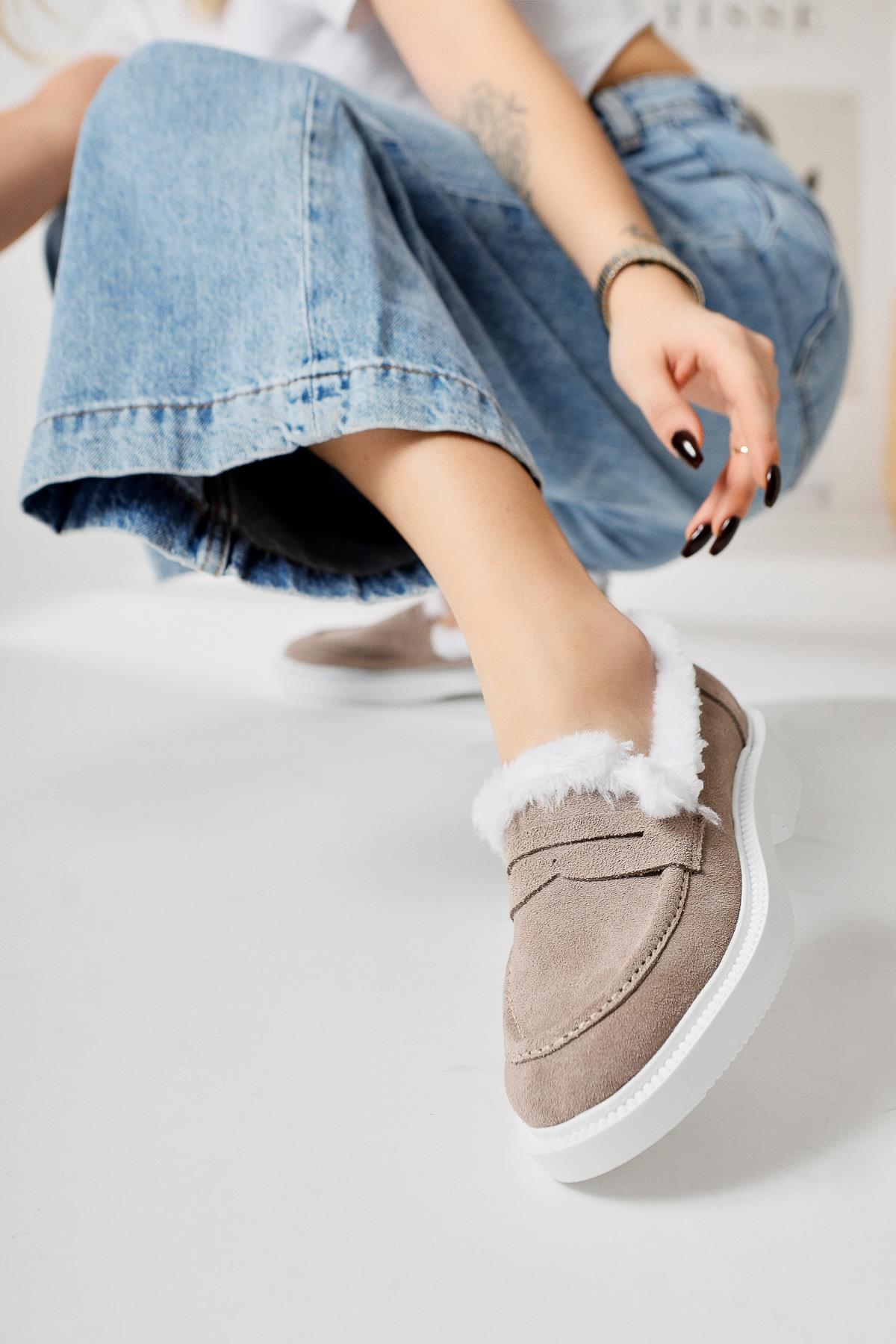 Tommie – Stein [Echtleder] Schuh mit Velours und Fellbesatz