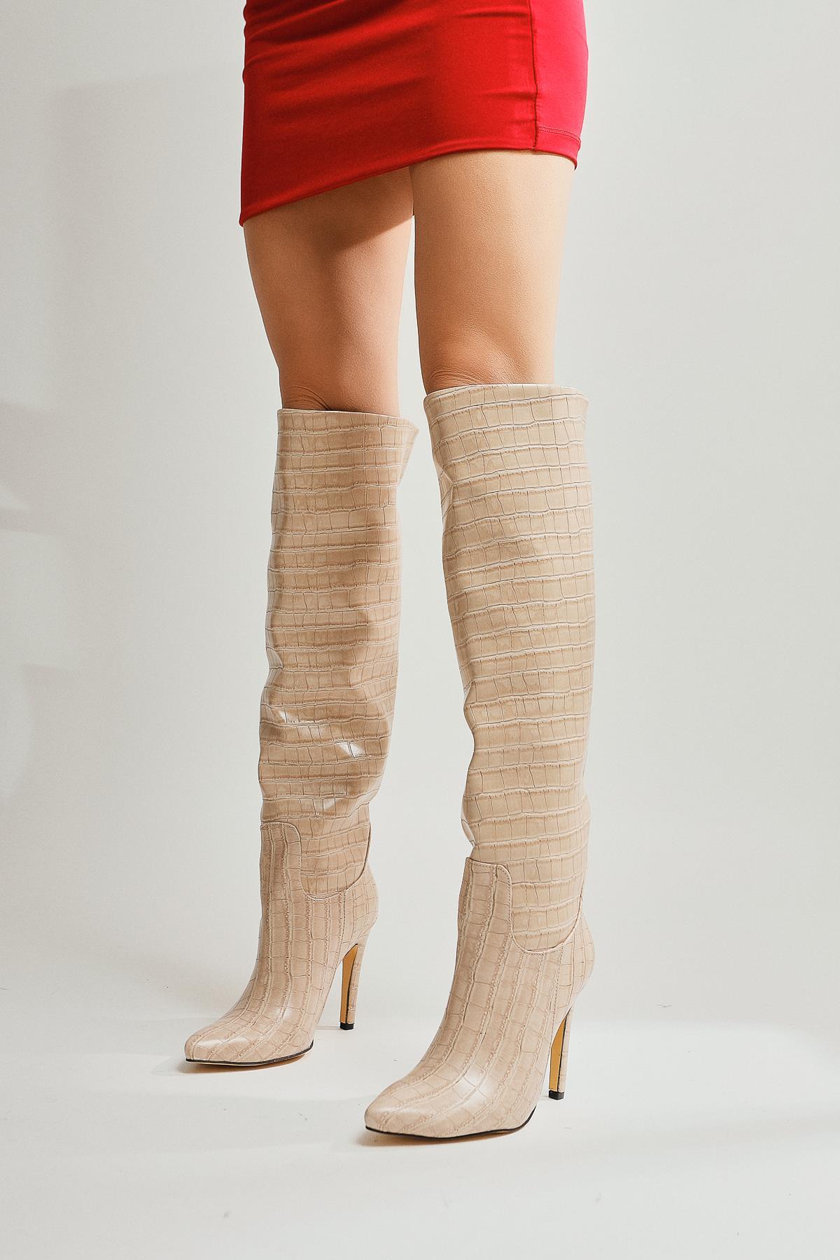 Nenya – Beige Kroko-Prägung Overknee-Stiefel mit spitzer Zehenpartie und Stilettoabsatz (Damen)