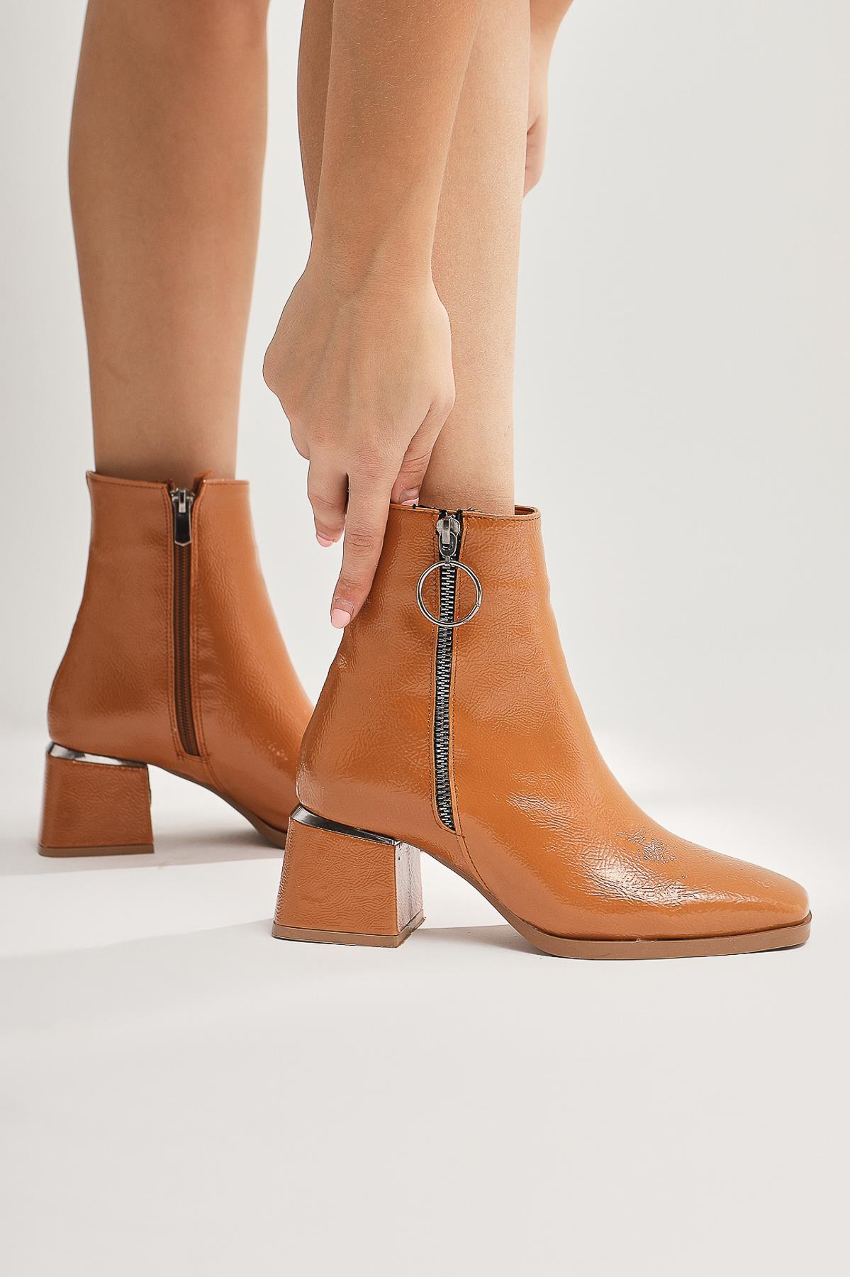 Deyana Taba Knittertes Lackleder mit Reißverschluss Accessorized Stiefel