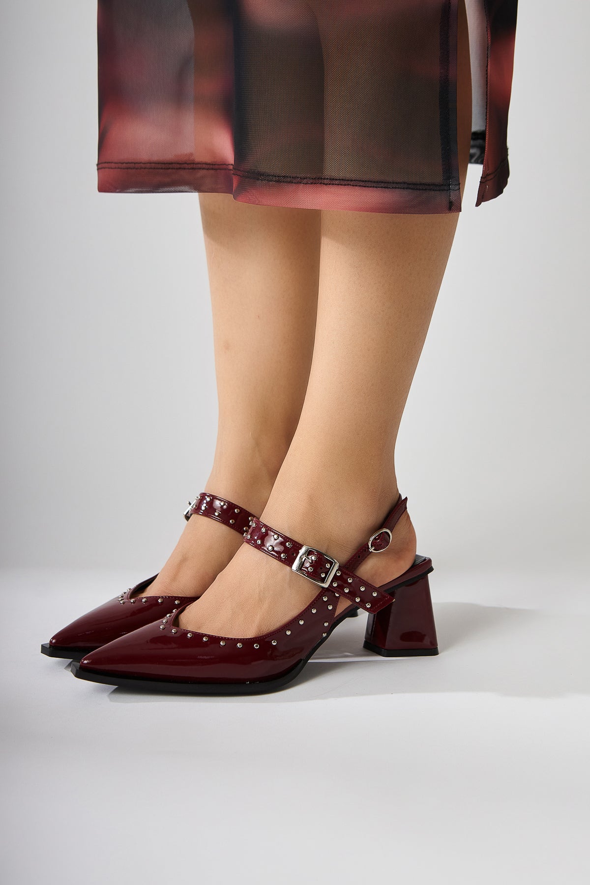 Nuria Damen Spitz Zehenriemen Sandale in Bordo Patent