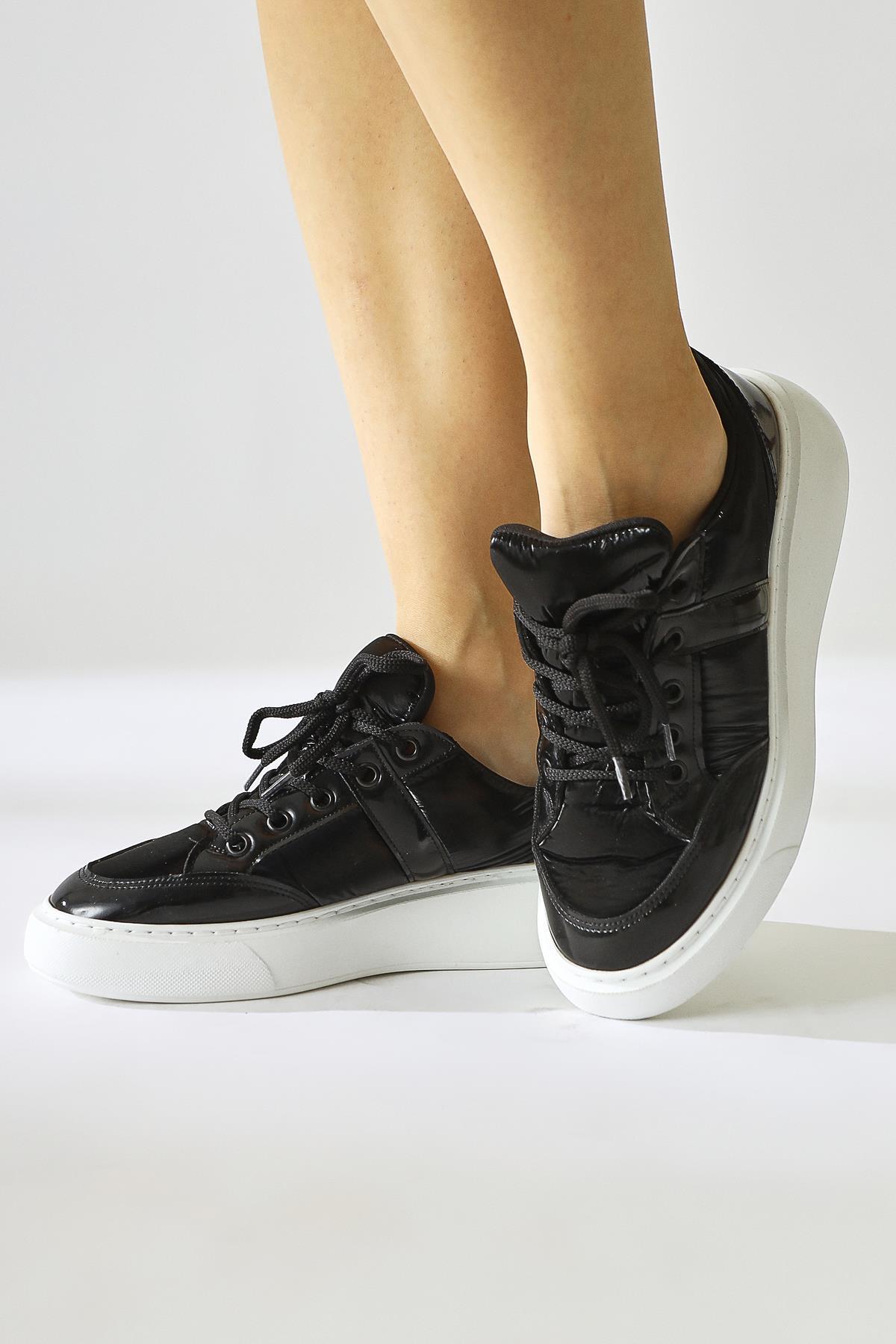 Jakleen Schwarze Lackleder Detaillierte Fallschirm Sneakers
