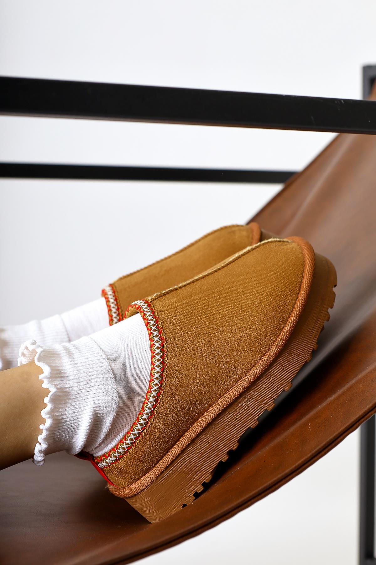 Anne-Liis – Cognac Velours Slide mit gewebtem Detail (Damen)