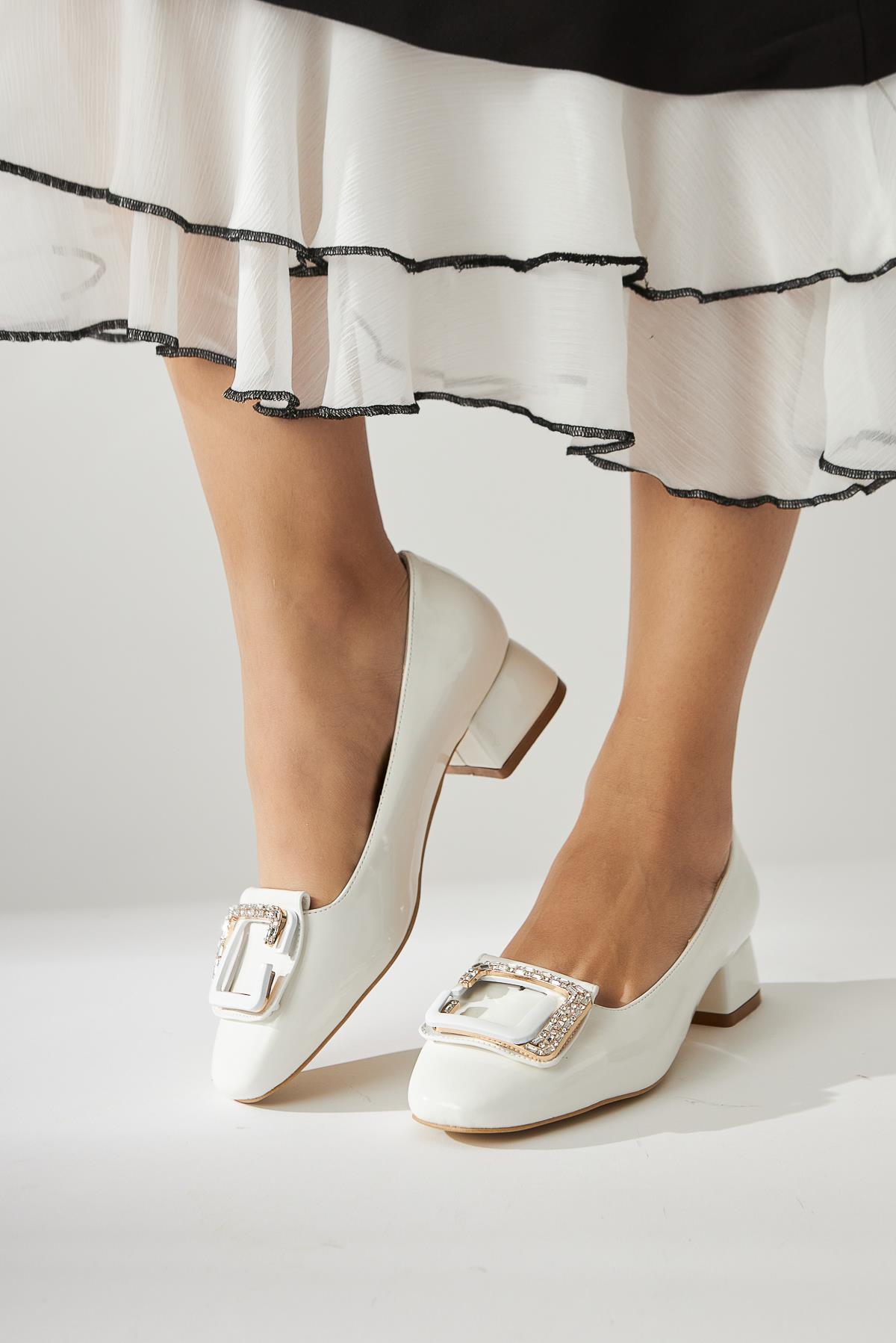 Roza – Weiß Lack-Schuh mit Strass-Detail und niedrigem Absatz (Damen)