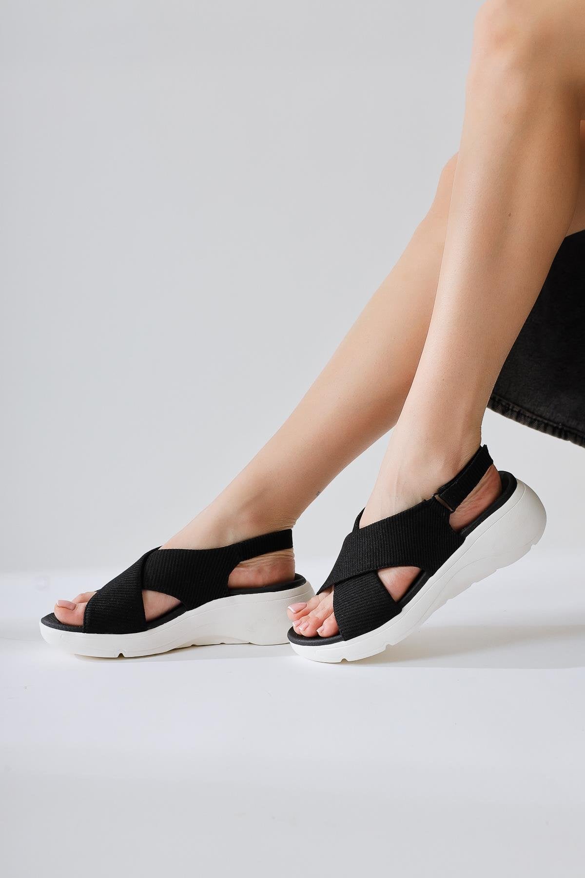 Joelina Schwarze Kreuzriemen Textil Komfortsohle Sandalen