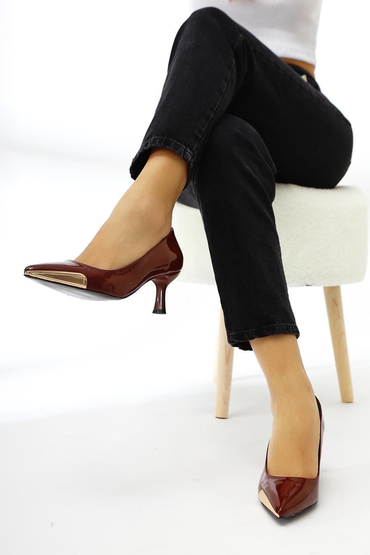 Carlota – Burgunder Lack Schuh mit Absatz, mit spitzer Zehenpartie und Metall-Detail (Damen)