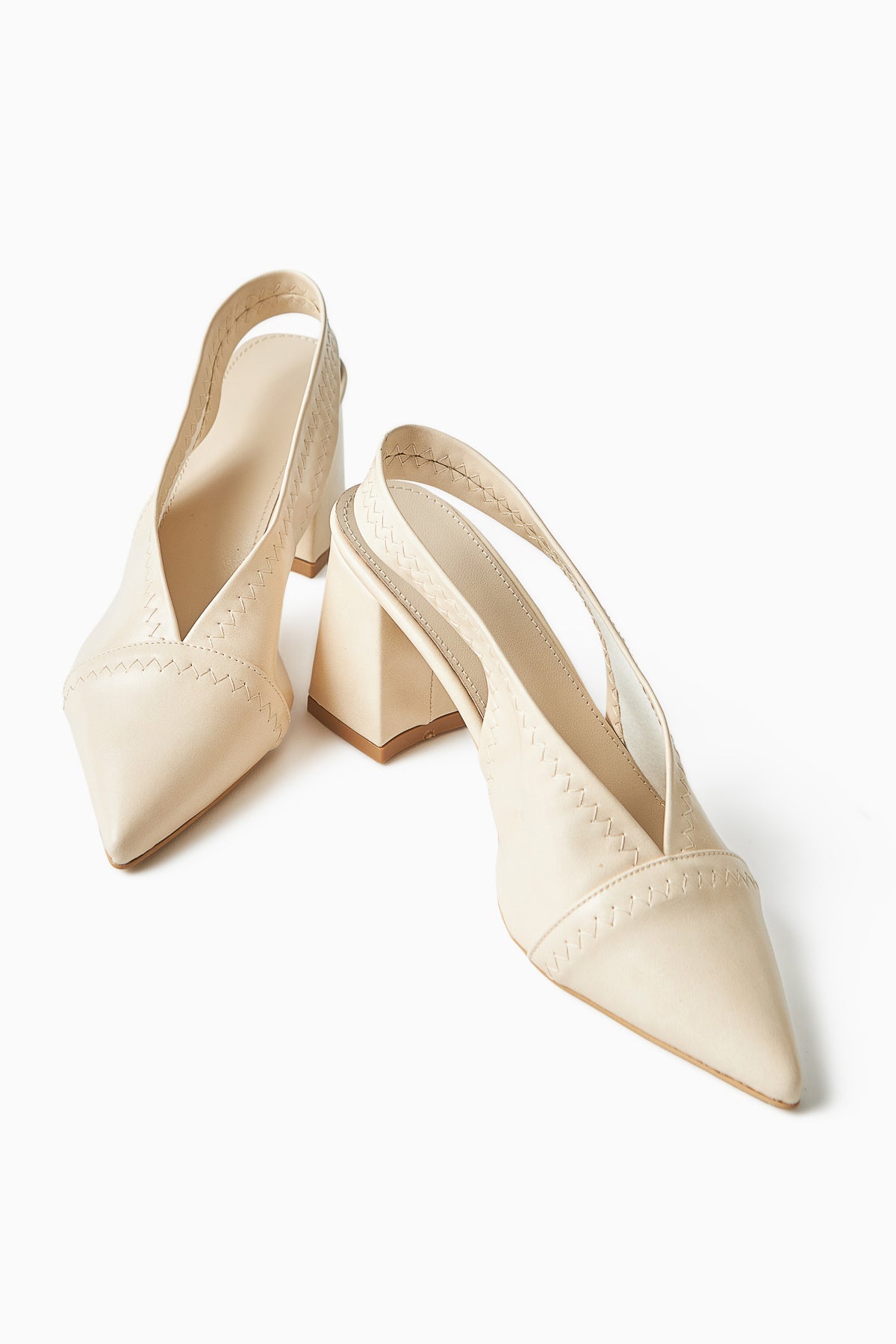 Essie – Off-White Pointed-Toe Elastic-Stitch Detail Block Heel Shoe (Women)
