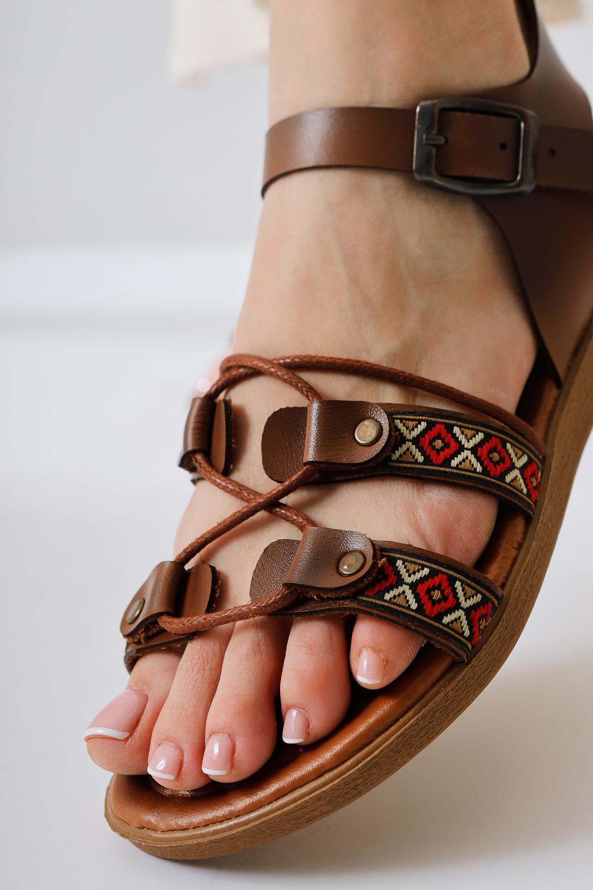 Sohna Authentische Taba Leder Sandalen mit Stickerei Details