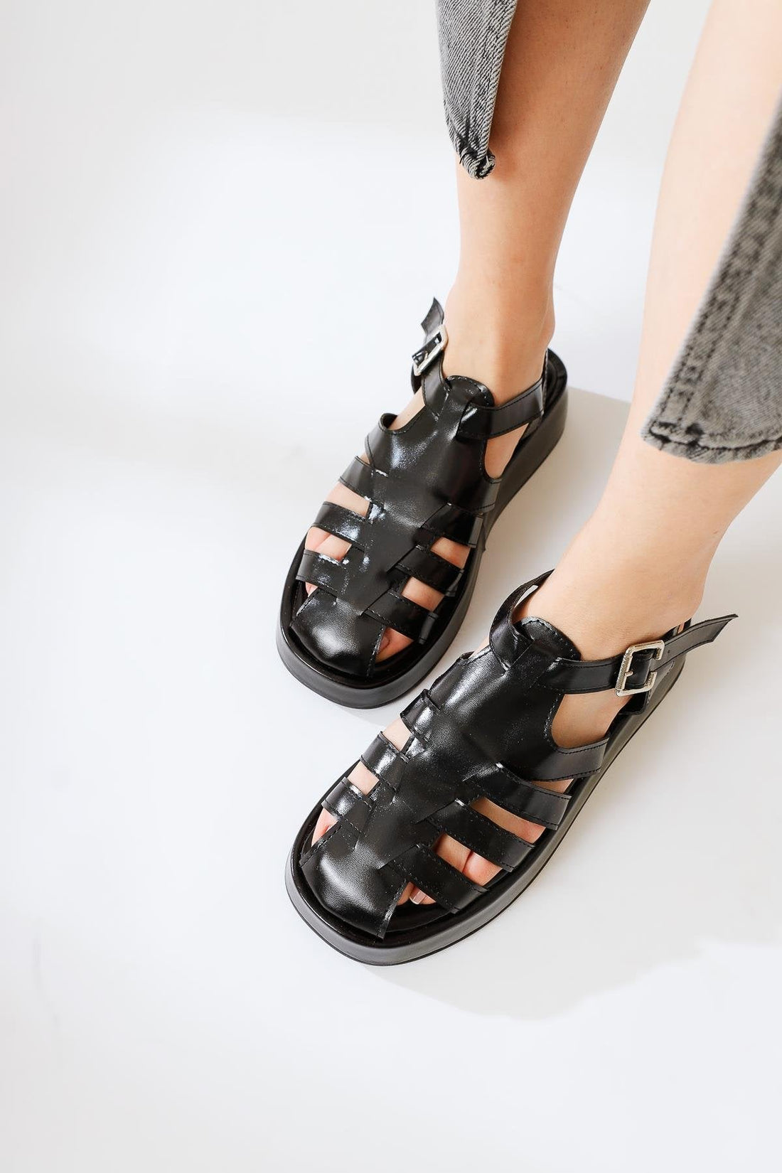 Merlin Schwarze Gekräuselte Lackriemensandalen