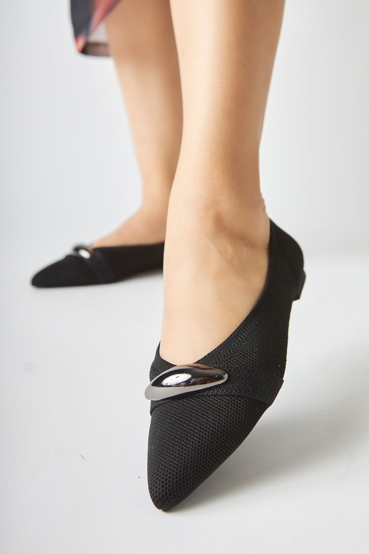 Lola Schwarze Spitze-Zehen-Flats mit Metallschnalle für Freizeitkleidung