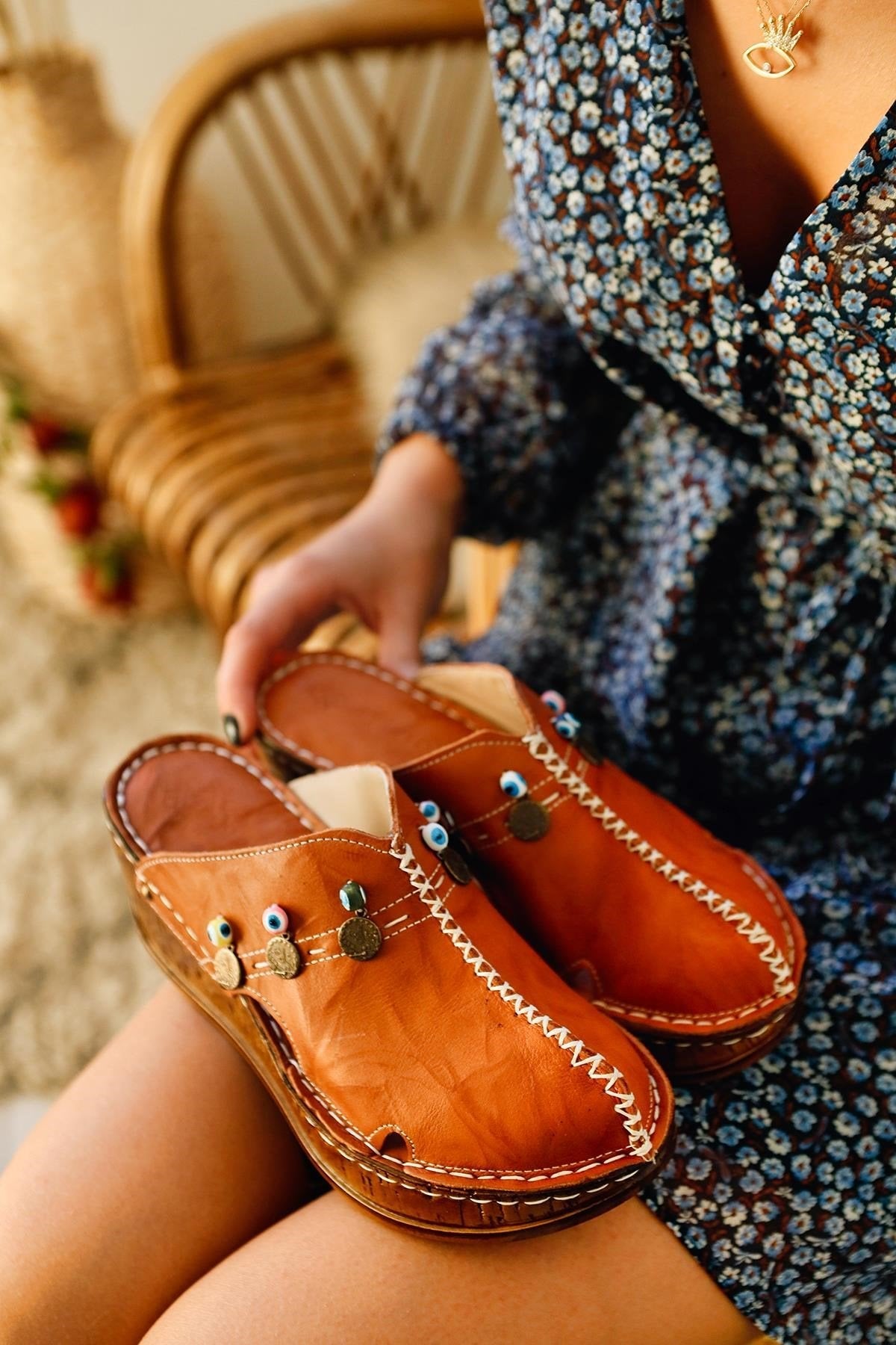 Annika Echtes Leder Antik Detail Keilabsatz Pantoletten