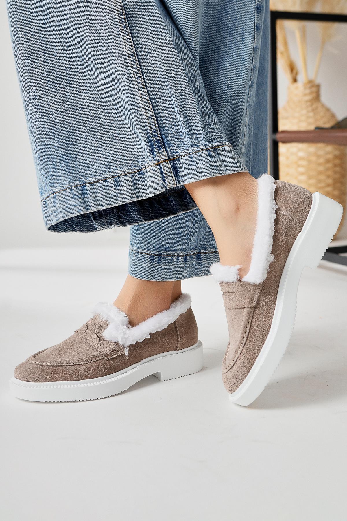 Tommie – Stein [Echtleder] Schuh mit Velours und Fellbesatz