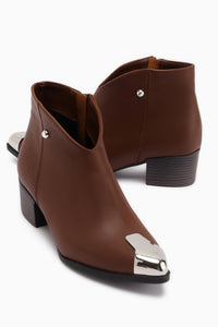 Jay Tan Spitzes Metall Detail Damen Stiefel