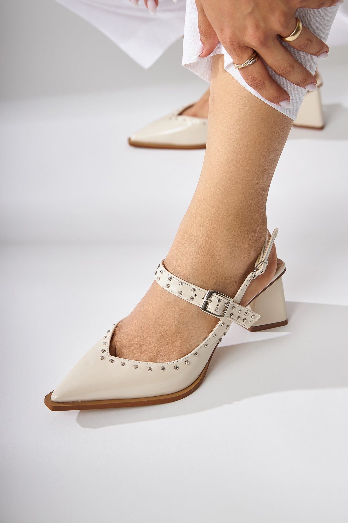 Nuria Damen Spitz Zehenriemen Sandale in Beige Patent
