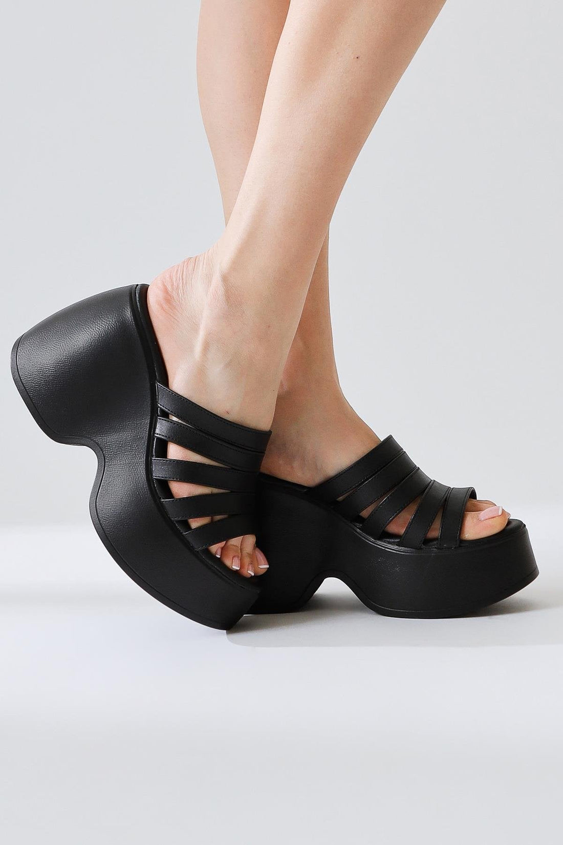 Margarit – Schwarz Slide mit schmalem Riemen und Plateau (Damen)