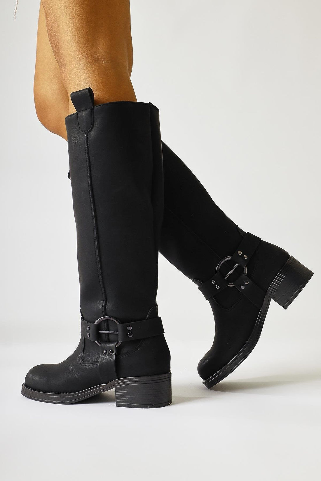 Soleil Schwarzer Anziehstiefel mit Gürteldetail