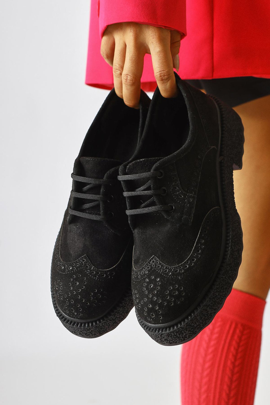 Rossy Schwarzes Wildleder Oval-Zehen Laser Cut Freizeitschuhe