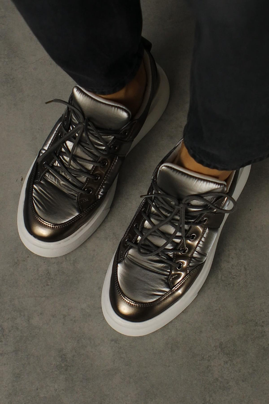 Jakleen – Platin Lack Sneaker mit Paraşüt-Detail (Damen)