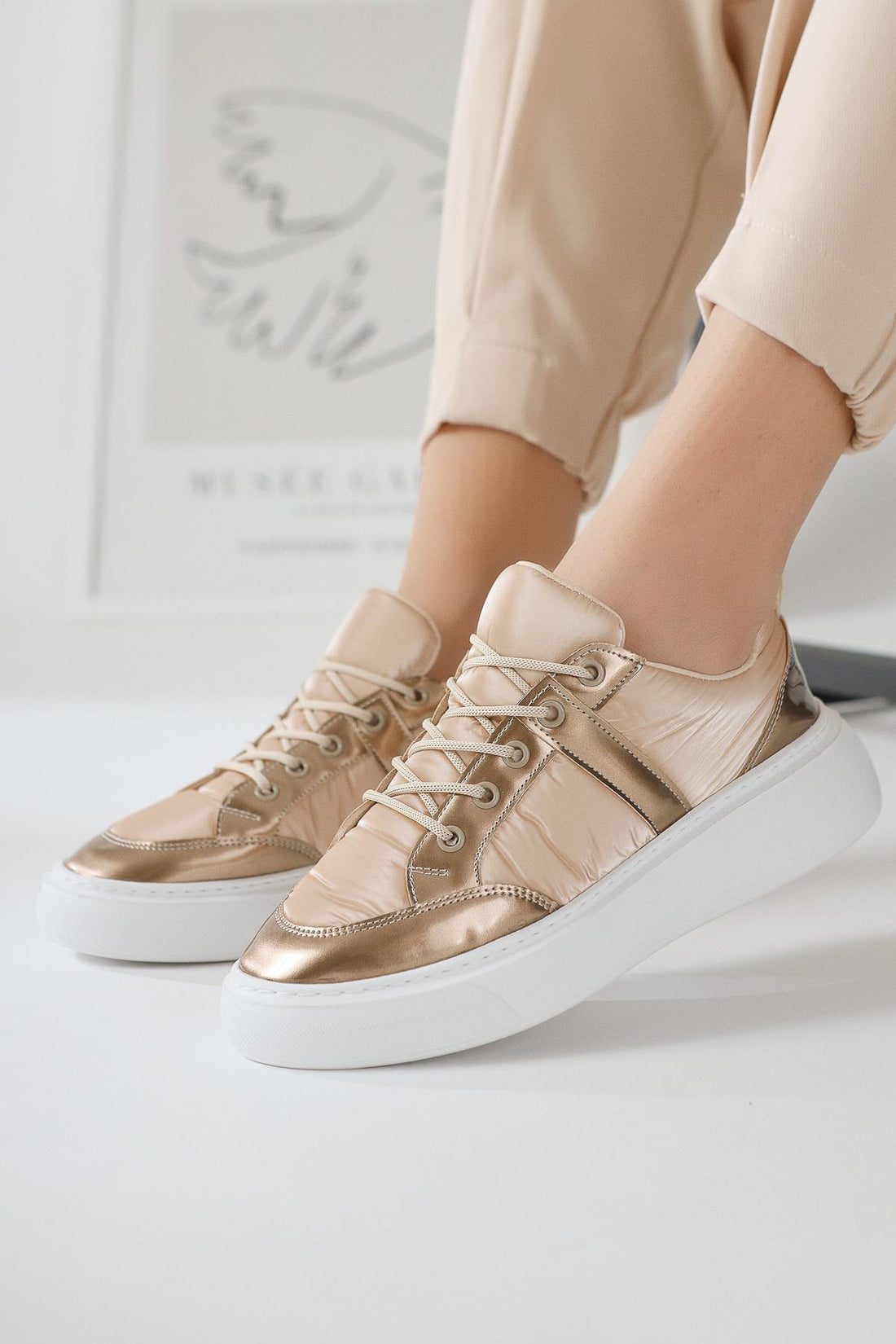 Jakleen – Gold Lack Sneaker mit Paraşüt- und Lack-Detail (Damen)