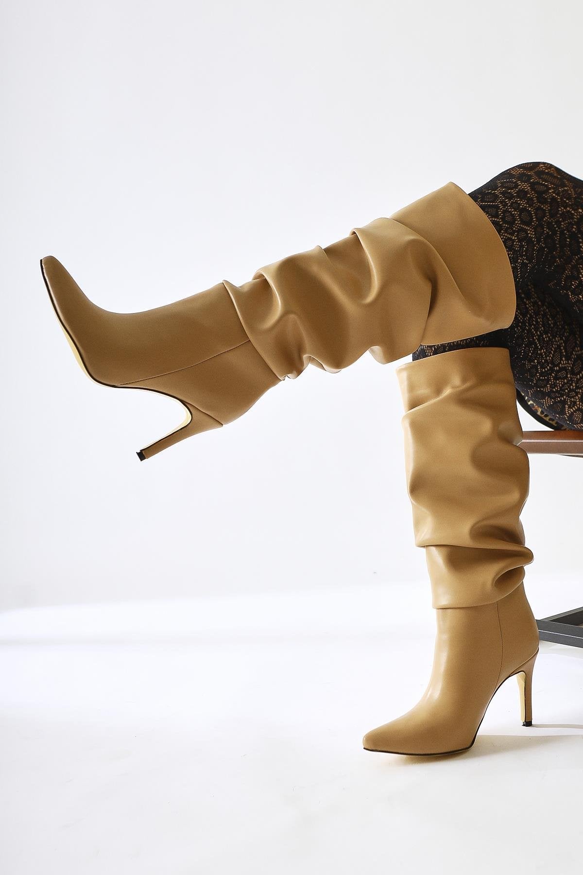 Merin – Nude Kniehoher Stiefel mit spitzer Zehenpartie, Stilettoabsatz und Dehnfalte (Damen)