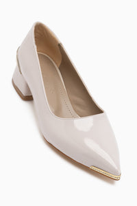 Alica Beige Lackleder Spitzes Kurzabsatz Damen Schuhe mit Stein Details