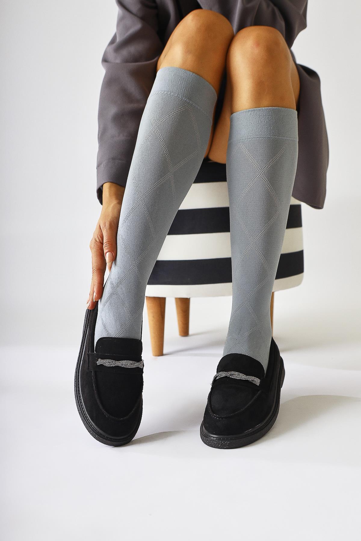 Herolinda Schwarzer Wildlederschuh mit Schmuckschnalle Detail