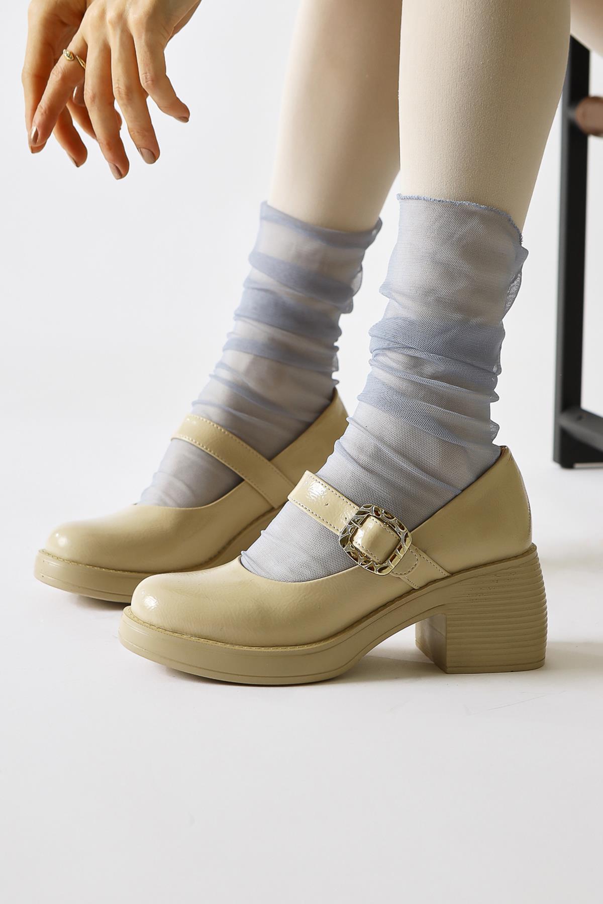 Jessi Beige Lack Einzelriemen Schnallen Detail Oval Zehen Freizeitschuh