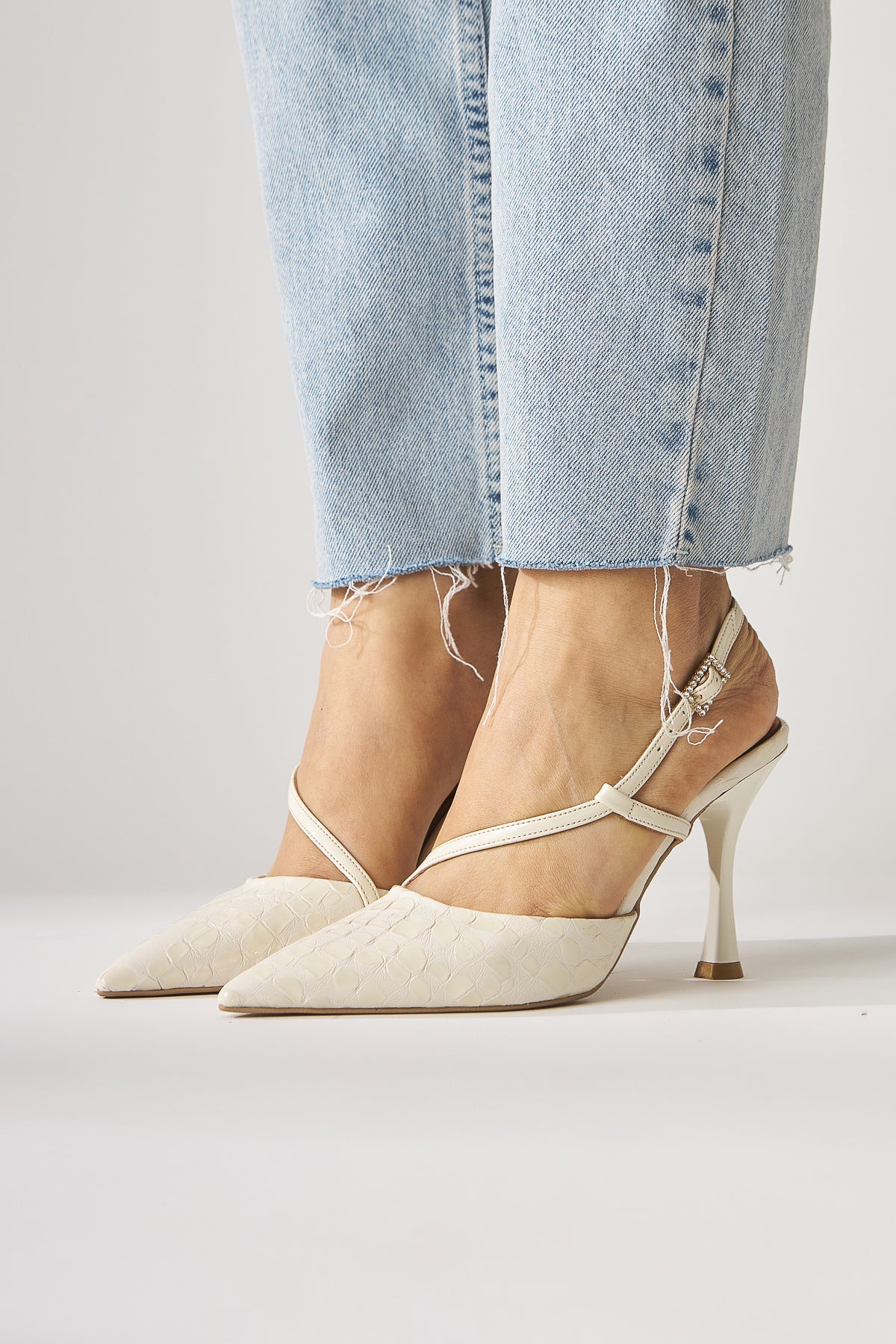 Sarah Genuine Leather – Beige Croc-Embossed Pointed-Toe Heeled Shoe (Women)