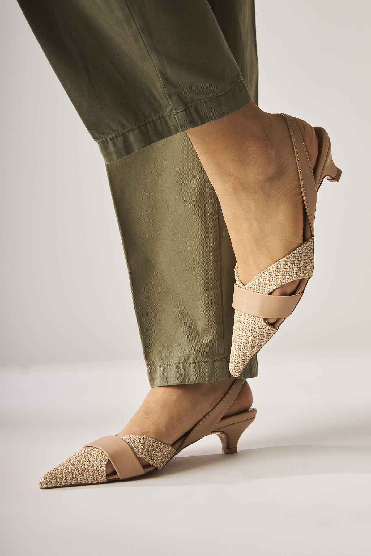 Hina Beige Geflochtene Details Niedriger Absatz Damen Sandalen