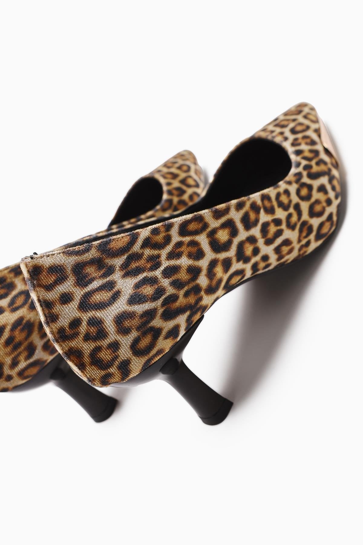 Carlota – Leopardenmuster Velours Schuh mit spitzer Zehenpartie, Metall-Detail und Absatz (Damen)