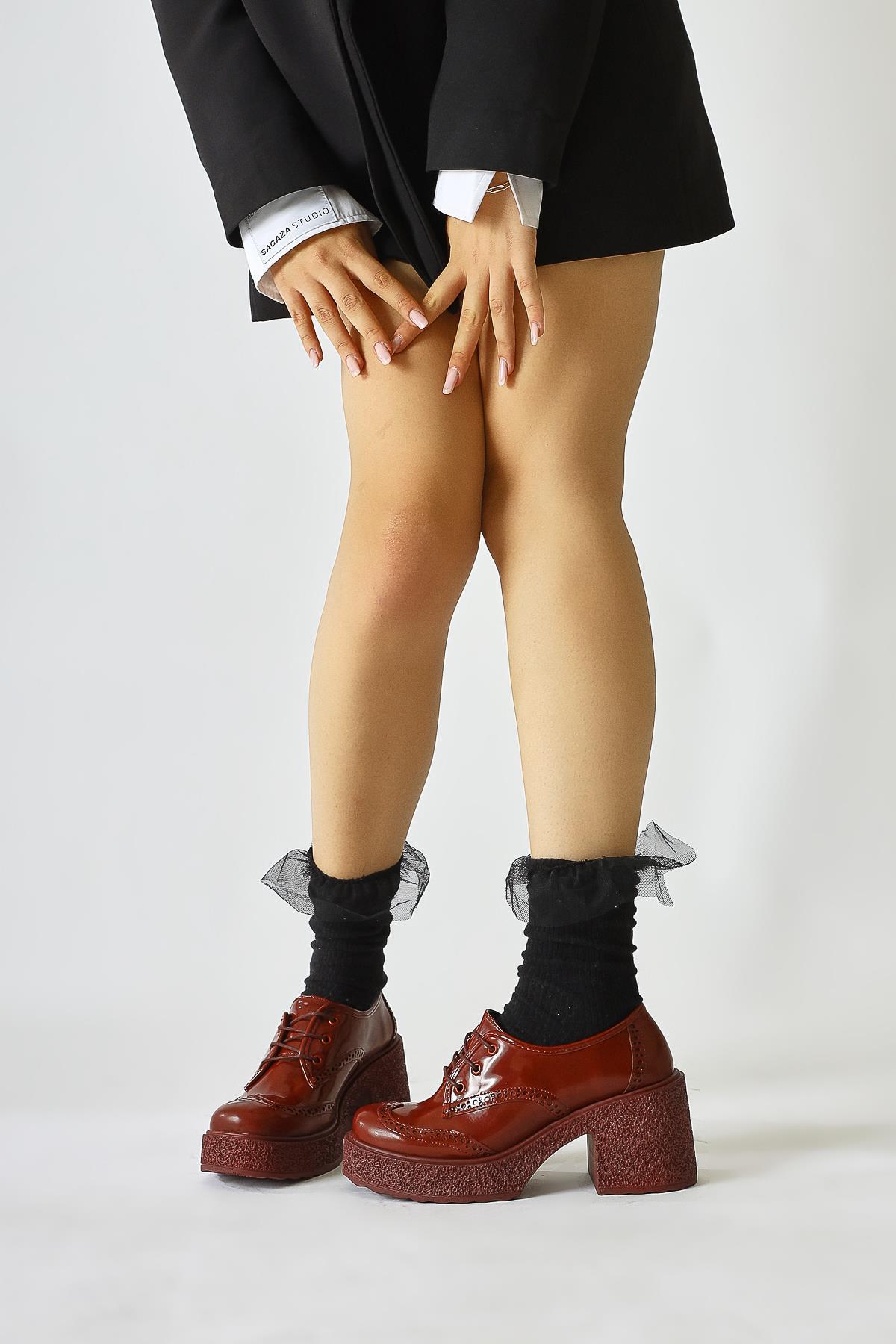 Lenie Burgunder Lackleder Laserschnitt Detail Freizeitschuh