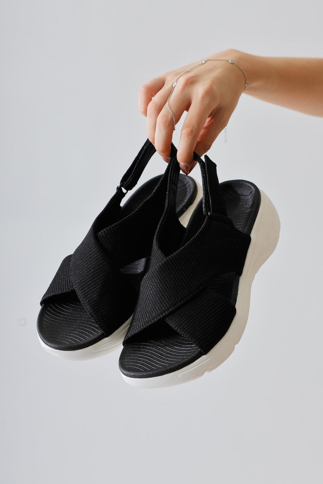 Joelina Schwarze Kreuzriemen Textil Komfortsohle Sandalen