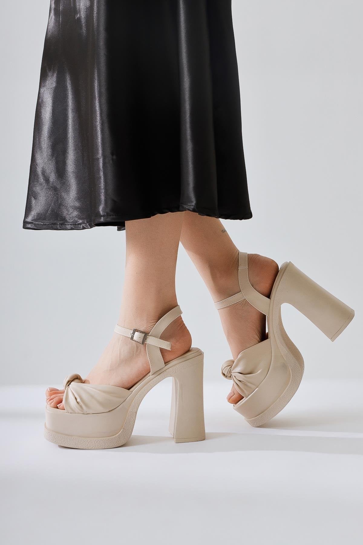 Yoanna Creme Knotenriemen Hohe Plateau Sandale