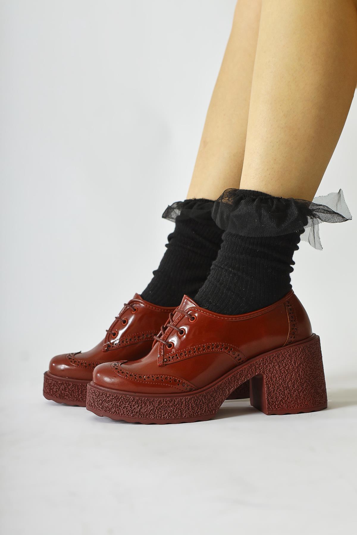 Lenie Burgunder Lackleder Laserschnitt Detail Freizeitschuh