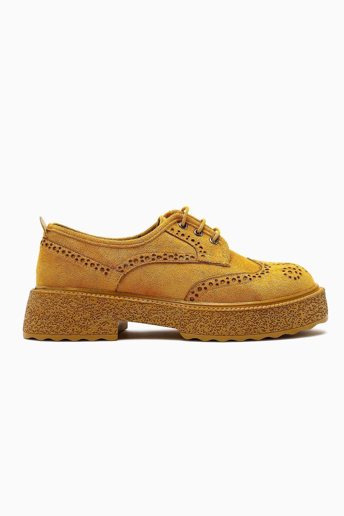 Rossy Senf Wildleder Schuhe mit ovalem Zeh und Laser Cut Detail