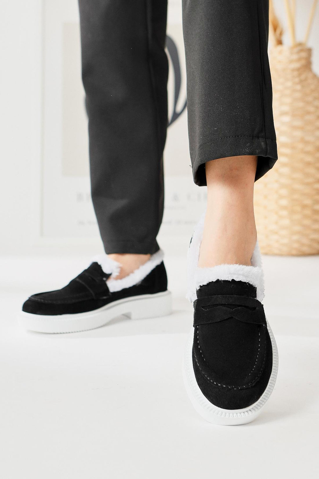 Tommie – Schwarz Velours [Echtleder] Schuh mit veganem Fellfutter (Damen)