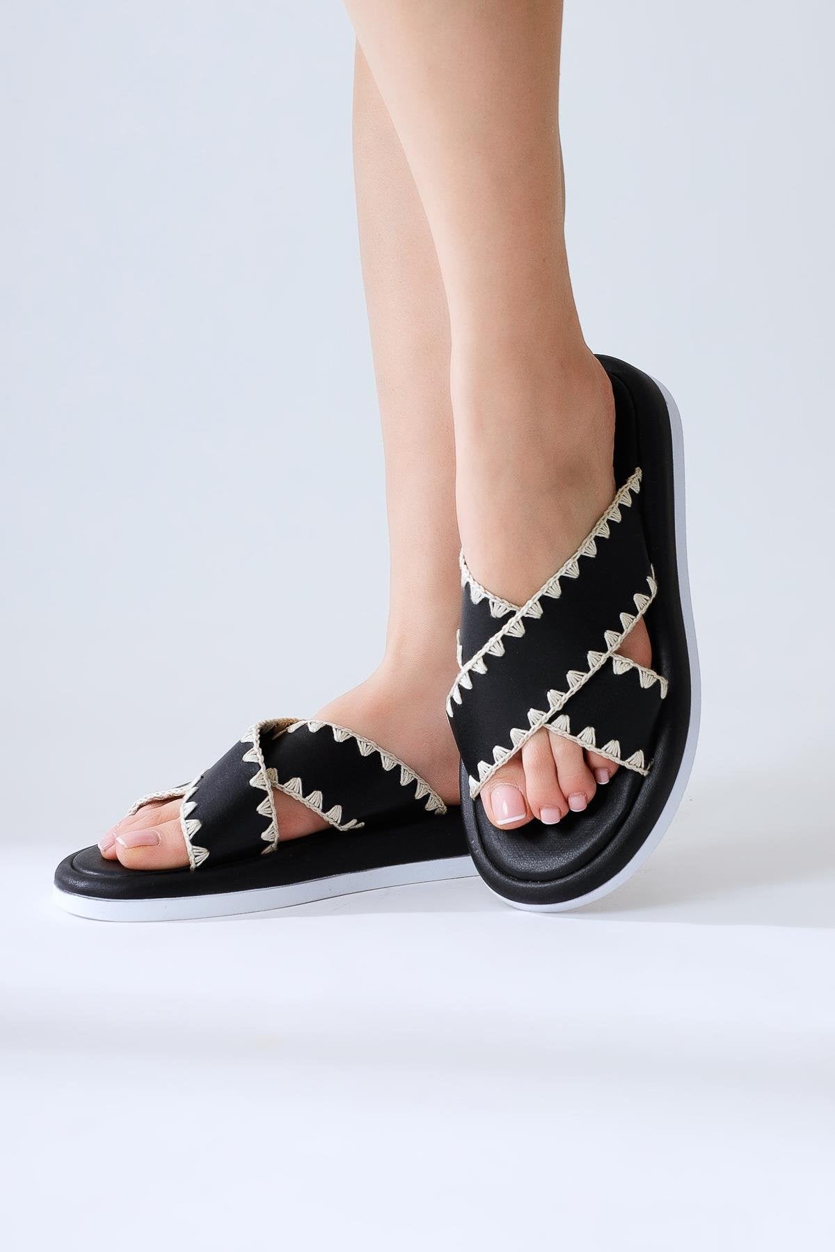 Rosalyn Schwarze Kreuzriemen-Sandale mit Stickerei-Detail