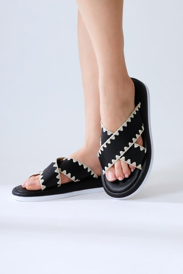 Rosalyn Schwarze Kreuzriemen-Sandale mit Stickerei-Detail
