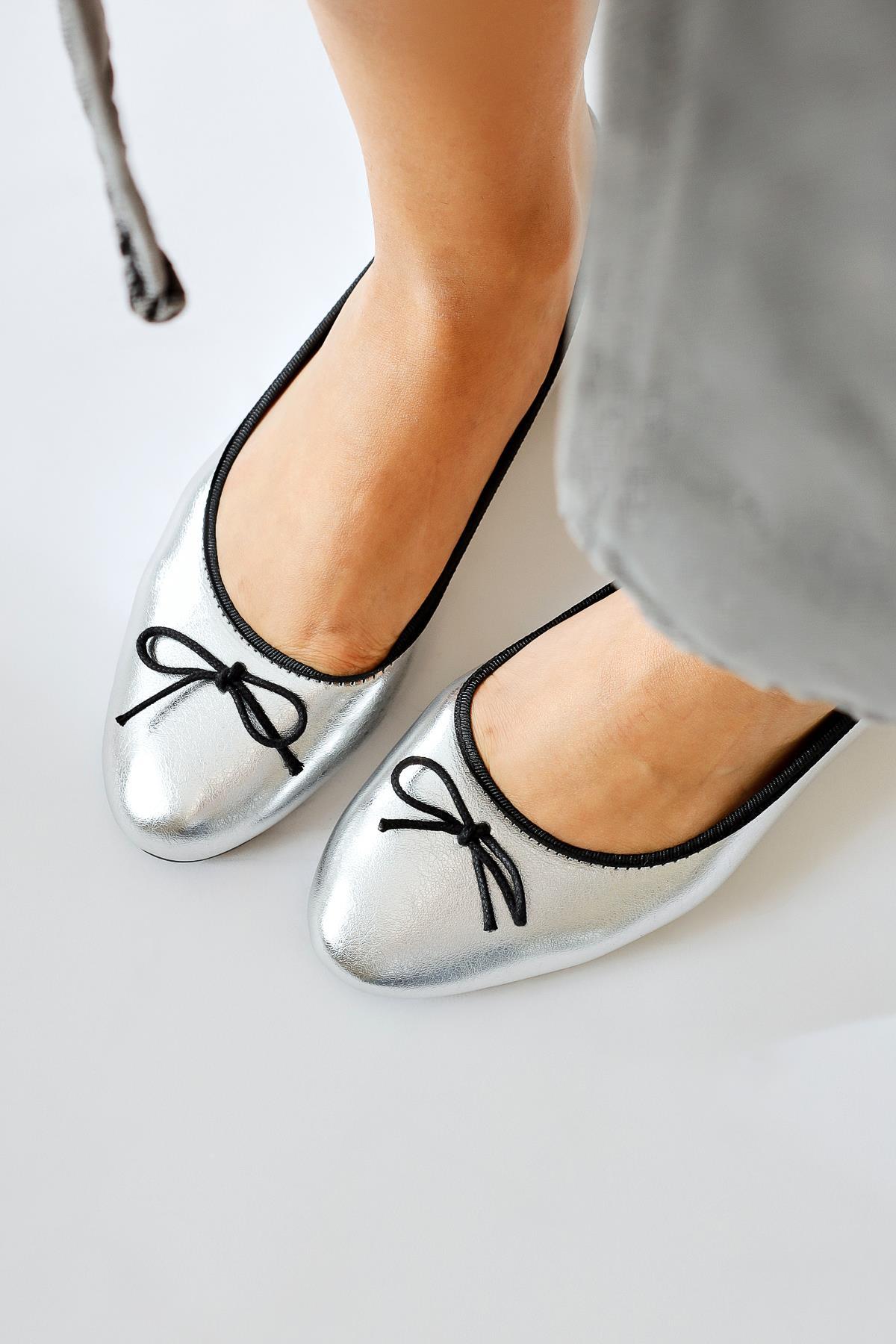 Sille Silver Wrinkled Leather Bow Detailed Ballerinas