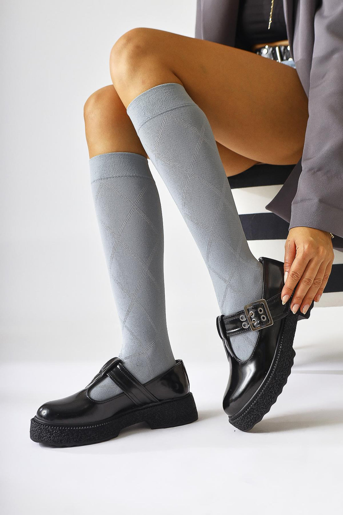 Kalla Schwarze Lackleder Dicke Sohle Schnalle Detail Freizeitschuhe