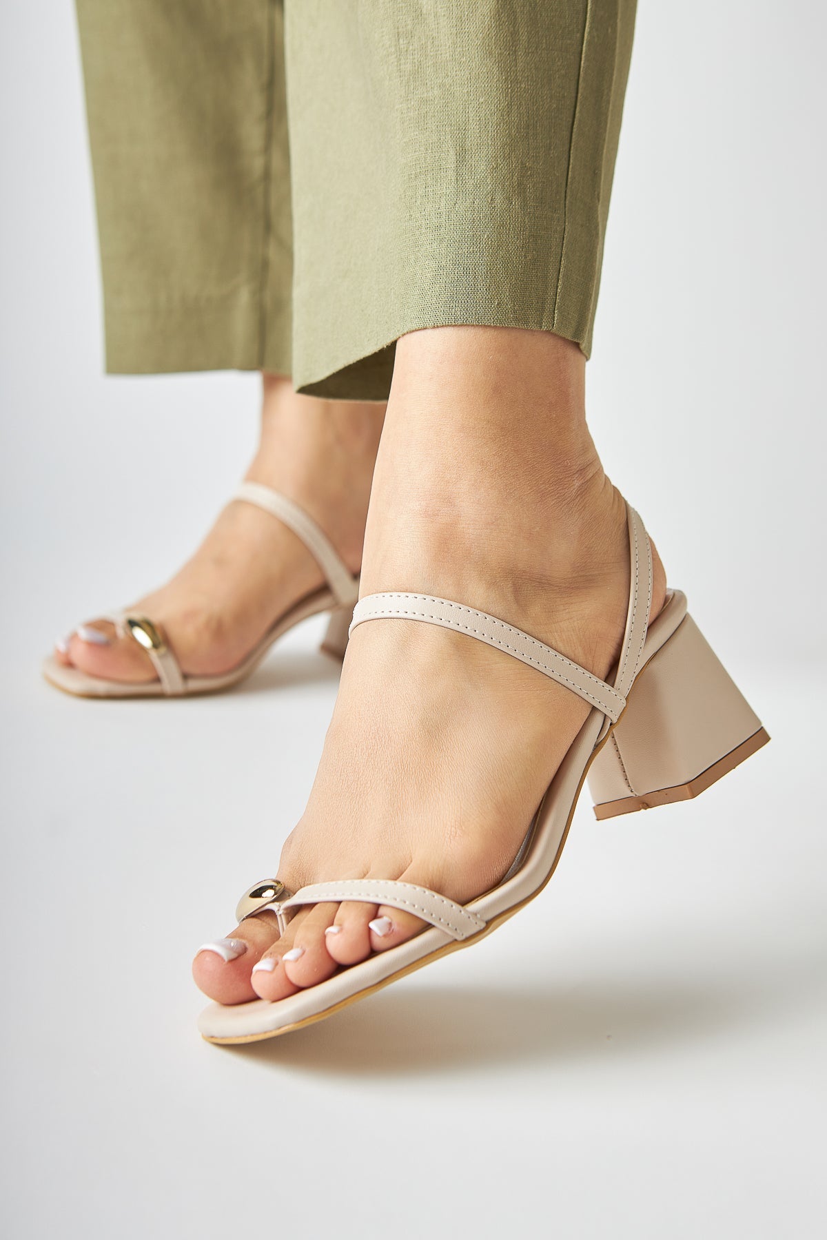 Selenya Beige Zehentrenner Sandalen mit Schnallen Detail für Frauen