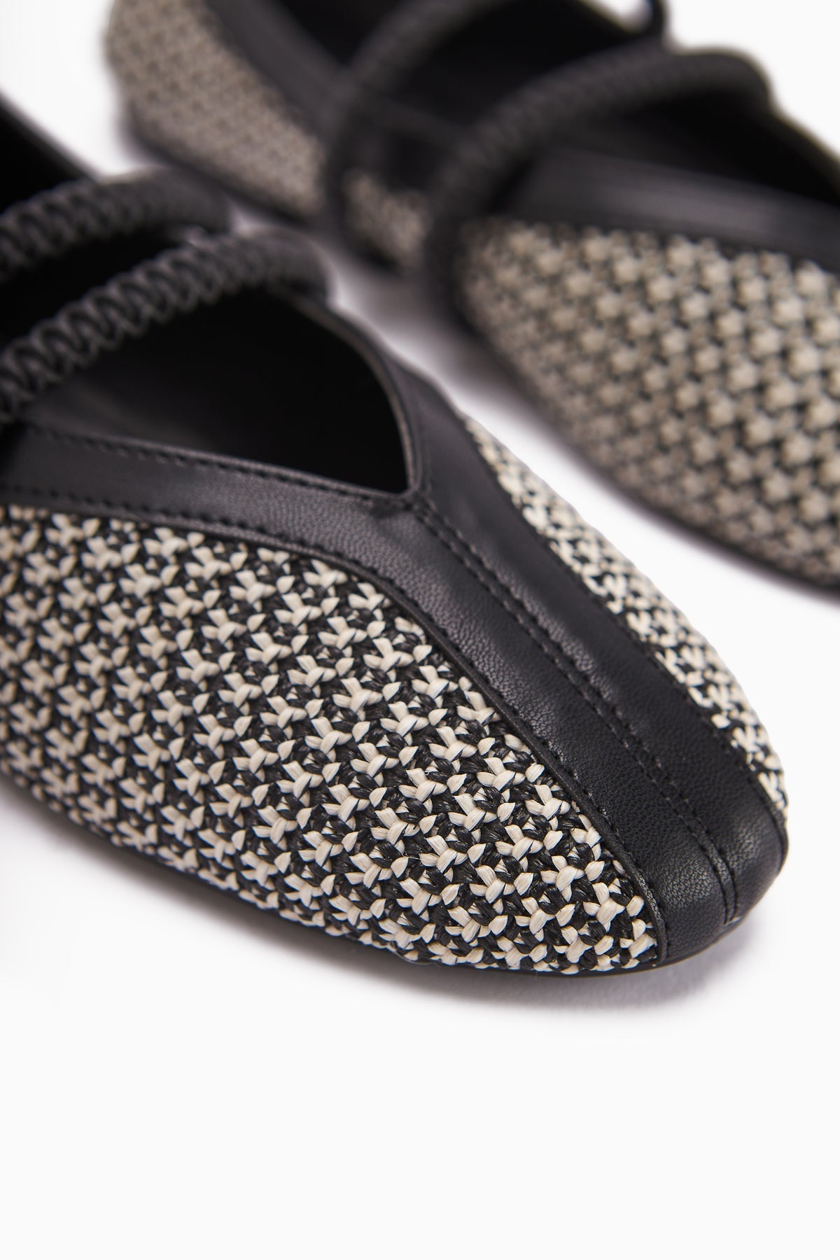 Gwen Black Elastic Detail Women's Ballet Flats