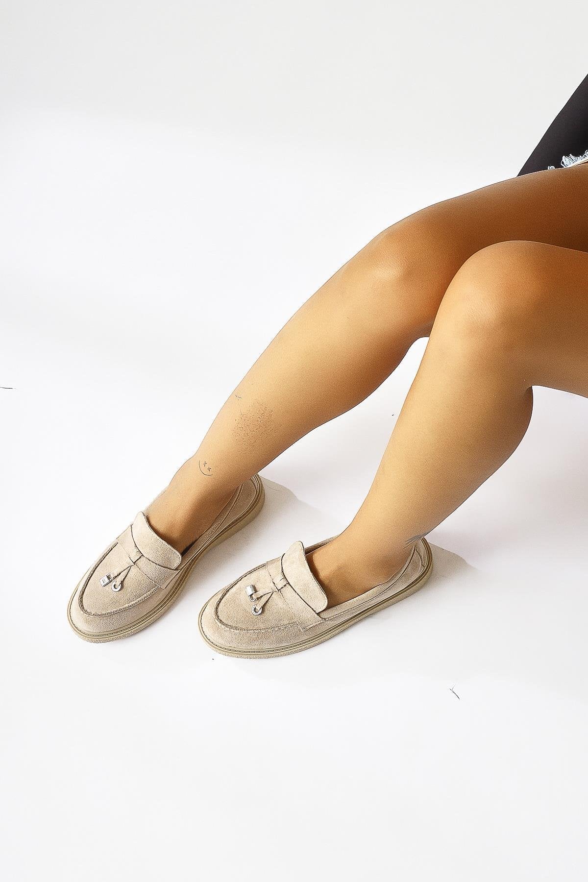 Francina Beige Wildleder mit Accessoire und Quastendetail Alltagsschuhe