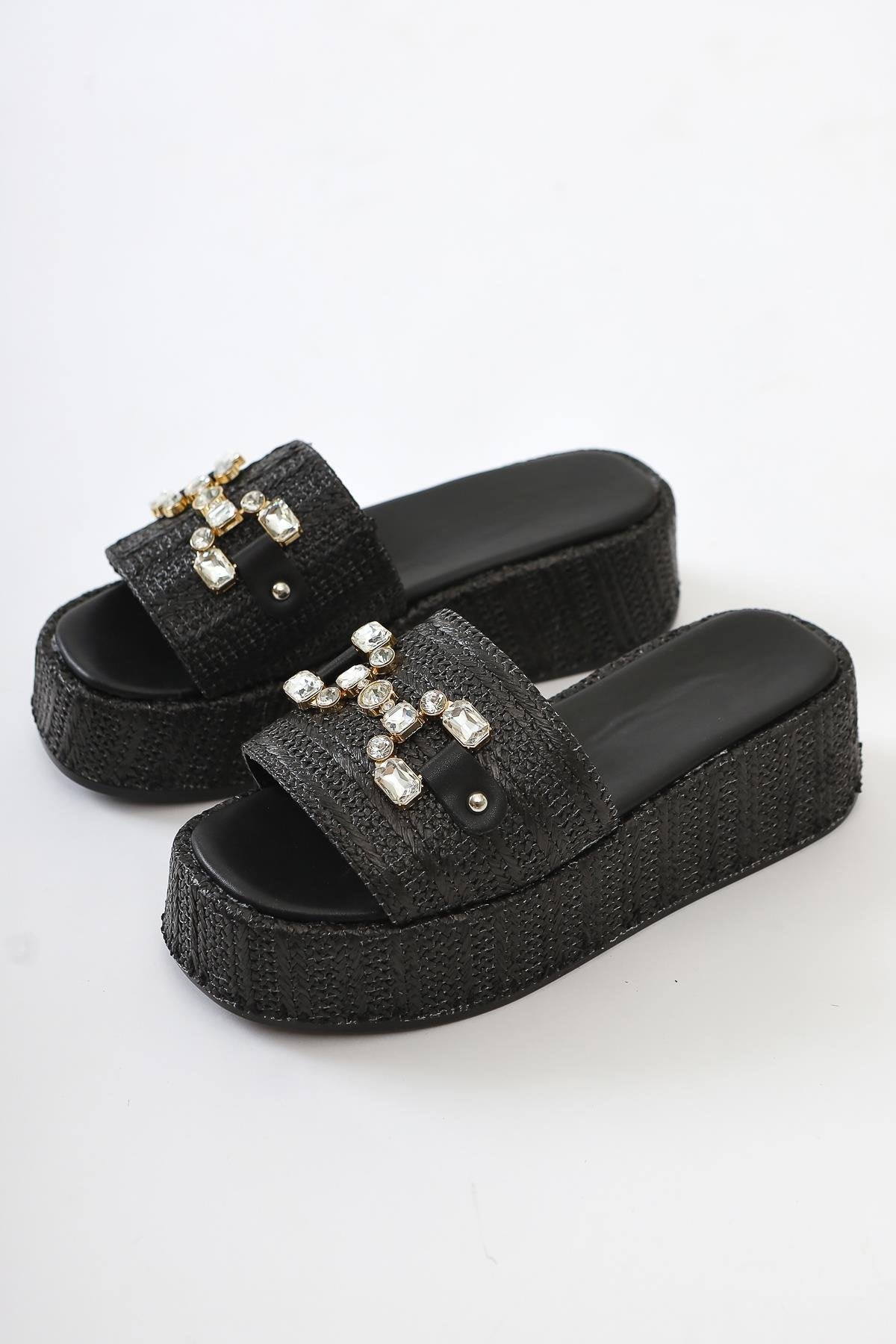 Dorine – Schwarz Bast Slide mit Strass-Detail, Schnallen-Detail und Plateau