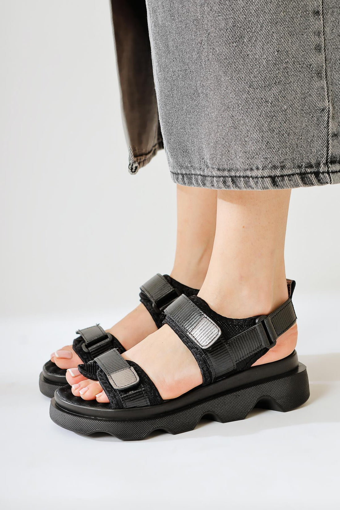 Tale Schwarze Einzelriemen-Sandalen mit Klettverschluss-Detail