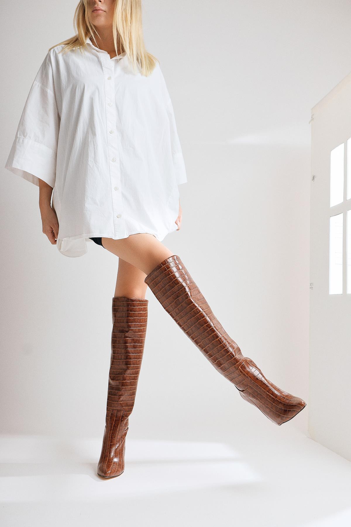Nenya – Cognac Lack Overknee-Stiefel mit Kroko-Prägung, spitzer Zehenpartie und Stilettoabsatz (Damen)