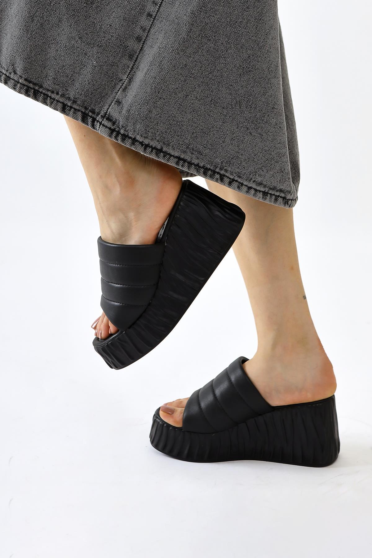 Zoje – Schwarz Slide mit Crinkle-Prägung und Plateau (Damen)