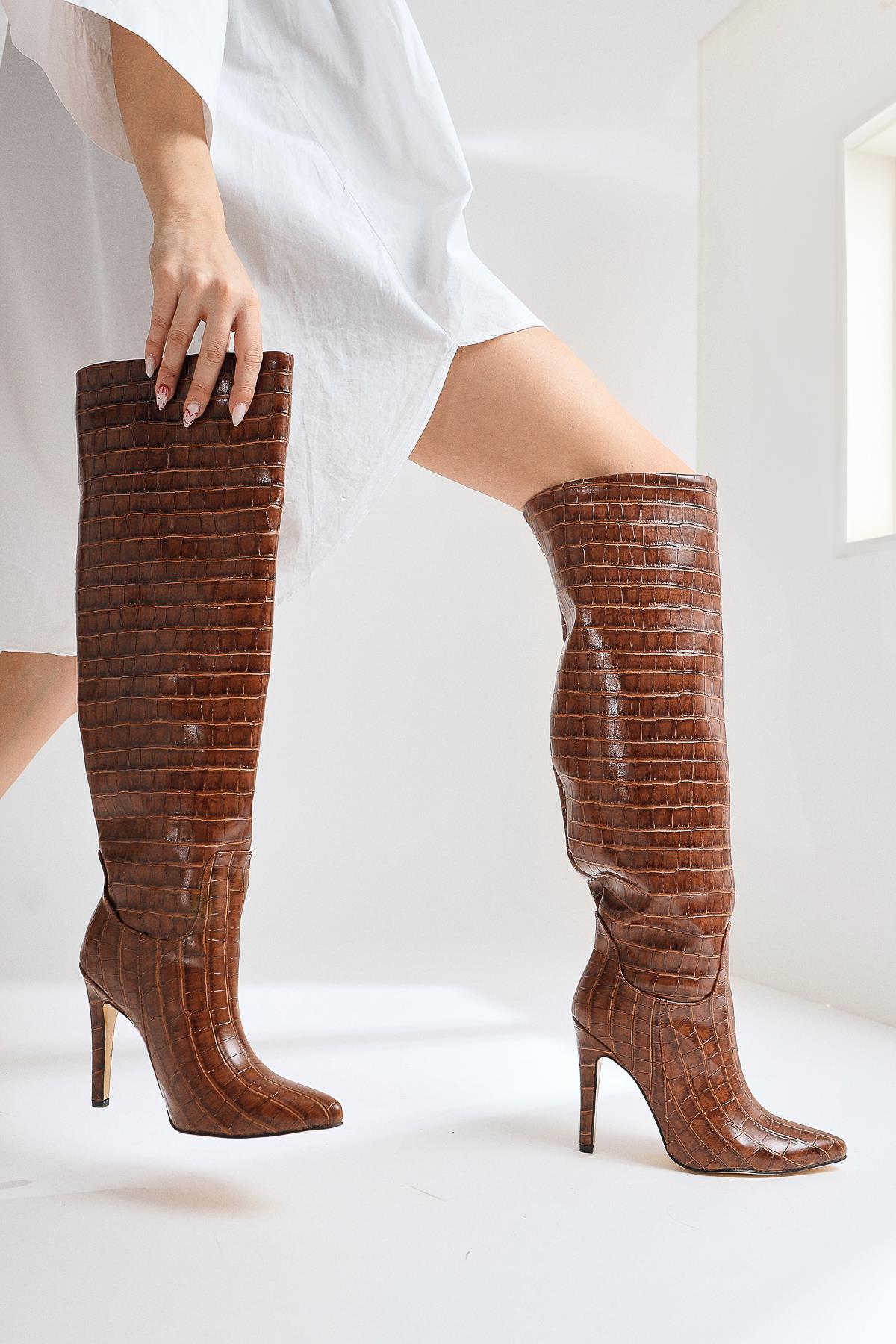 Nenya – Cognac Lack Overknee-Stiefel mit Kroko-Prägung, spitzer Zehenpartie und Stilettoabsatz (Damen)